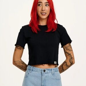 Lucy & Yak Greta - Cropped Cotton T-Shirt in Black